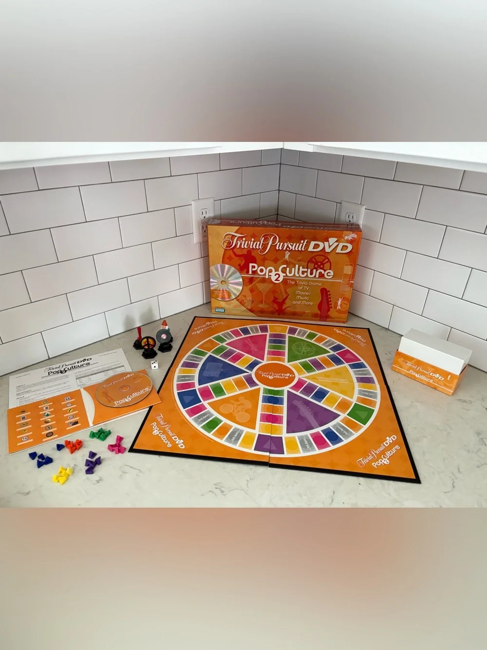 Trivial Pursuit DVD Pop Culture 2 Board Game Parker Brothers Complete w/DVD